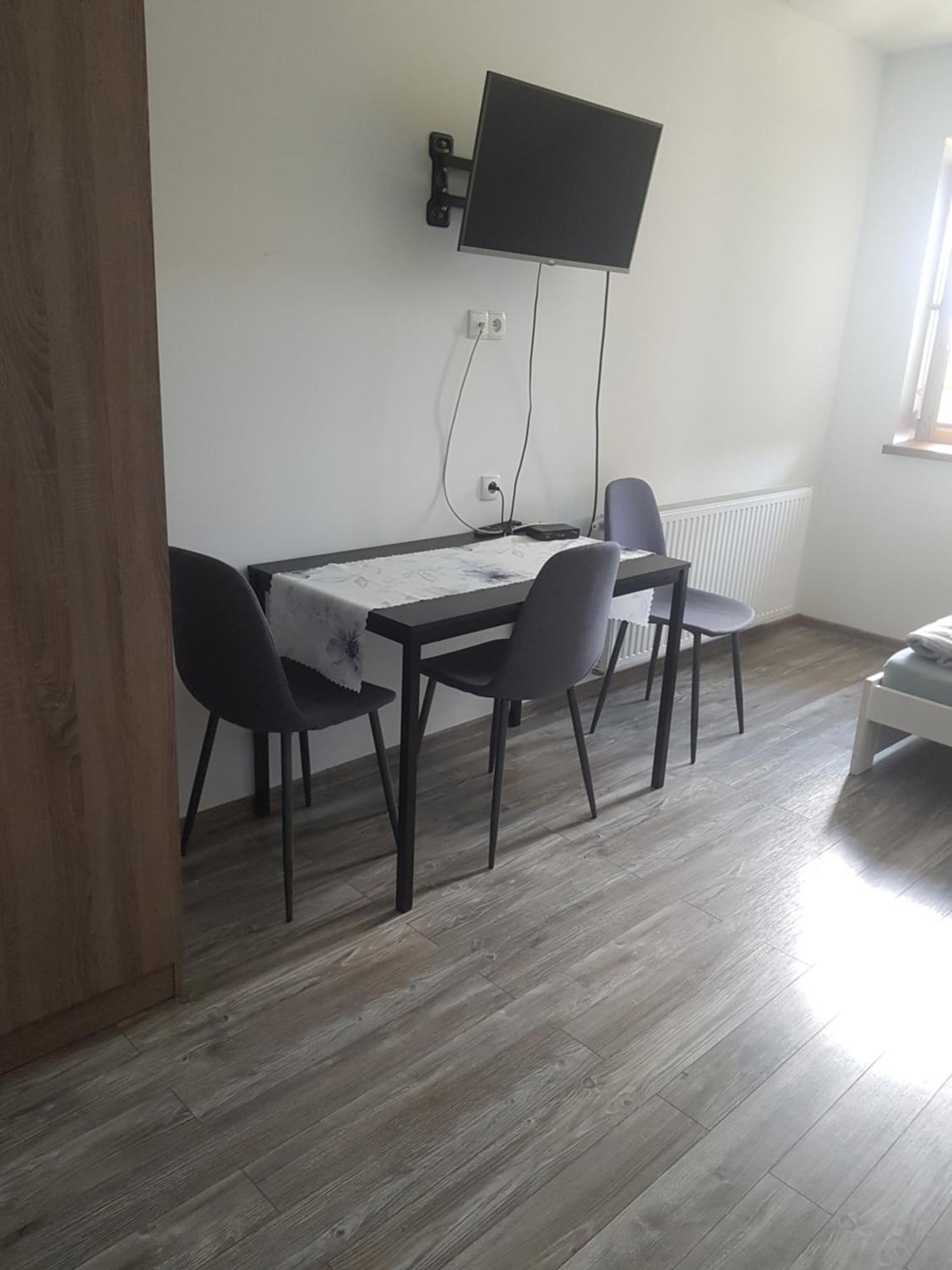 Stas -Przy Szkole Nr 3 W Skawie Skawa Esterno foto
